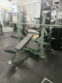 Купить Силовая стойка / скамья для жима лежа наклонная Hammer Strength OIB в Санкт-Петербурге